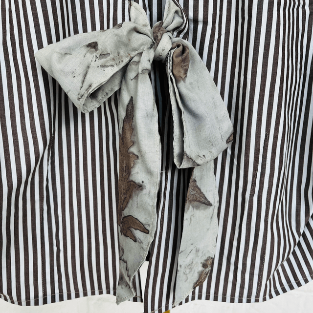 Collection Sumac - Chemise nouée dos bleu ciel rayures marrons